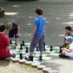 schachspielende-Kinder-300x246